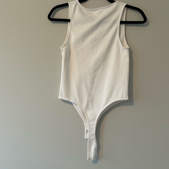 White Sleeveless body suit - Picture 2 of 4